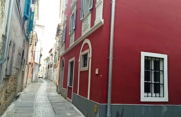 Nove najemnike je v začetku leta dobila hiša v Smrekarjevi 
ulici