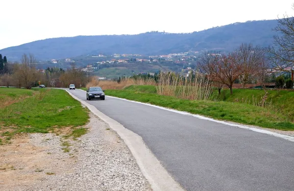 Načrt trase hitre ceste Koper-Dragonja predvideva, da bi v 
doslej miren predel med Šalaro in Škocjanom “zarezala” 
štiripasovnica. 