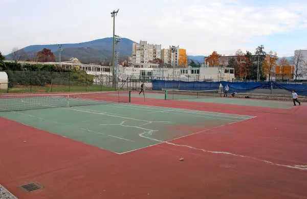 Na mestu prosto dostopnih teniških igrišč v športnem parku naj bi čez dve leti stal bazen. 