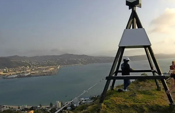 Glavno mesto Nove Zelandije Wellington (v ozadju) je po 
potresu dva do šest centimetrov bolj severno.
