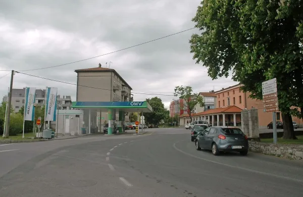 Prostor pred pošto, ki je zdaj glavno križišče v Divači, bo po 
novem dobil drugačno podobo: namesto bencinske črpalke 
naj bi tu nastal kraj za druženje.