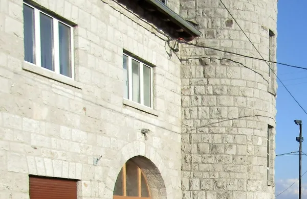 Letos prenovljeni dom v Štanjelu še vedno kaže nekaj znakov 
vpliva italijanske arhitekture, med drugim s polkrožnim stolpom.

 
