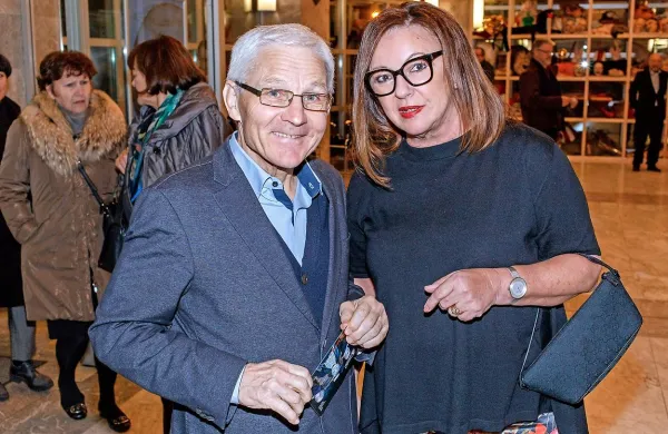 Minister za kulturo Tone Peršak si je z zanimanjem ogledal 
tretjo letošnjo premiero novogoriškega gledališča, ki ga že 
nekaj mesecev vodi direktorica Maja Jerman Bratec.