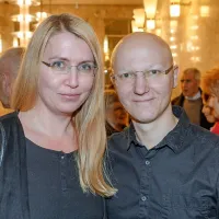 Besedilo igre je v slovenščino prelila prevajalka Ana Barič 
Moder.  Stare klovne si je ogledala z možem Gregorjem 
Modrom, doktorjem filozofije in teatrologom.