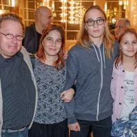 Režiser Jaša Jamnik si je prvo uprizoritev Starih klovnov 
ogledal z ženo Majo ter s  sinom in hčerko.