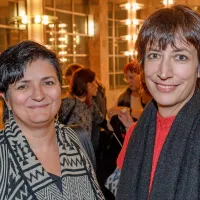 Po premieri sta si mnenja o predstavi izmenjali tudi direktorica Slovenskega gledališkega inštituta Mojca Jan Zoran (levo) in scenografinja Ana Rahela Klopčič. 