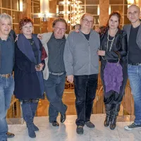 Predstavo so ustvarili (z leve) Iztok Mlakar, dramaturginja 
Martina Mrhar, Jaša Jamnik, Gojmir Lešnjak Gojc, scenografinja in kostumografinja Vasilija Fišer ter Radoš 
Bolčina.