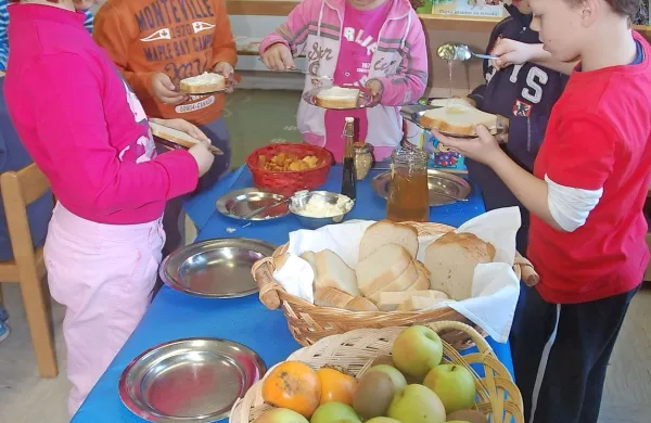 Osrednjo vlogo Tradicionalnega slovenskega zajtrka  seveda 
ohranjajo šole in vrtci.