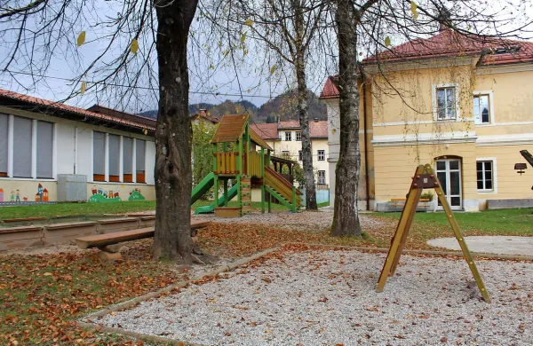 Podoben, a starejši cerkljanski vrtec,  pa bo še moral služiti 
svojemu namenu.