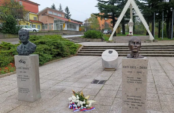 Kipu Jožeta Dekleve zdaj družbo dela tudi kip Borisa Raceta Žarka. 