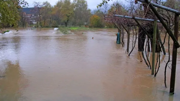 Na Gori&scaron;kem obilne padavine, voda zalila  nekaj hi&scaron; (foto in video)