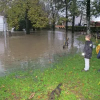 Na Gori&scaron;kem obilne padavine, voda zalila  nekaj hi&scaron; (foto in video)