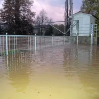Na Gori&scaron;kem obilne padavine, voda zalila  nekaj hi&scaron; (foto in video)