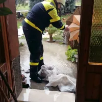 Na Gori&scaron;kem obilne padavine, voda zalila  nekaj hi&scaron; (foto in video)