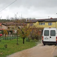 Na Gori&scaron;kem obilne padavine, voda zalila  nekaj hi&scaron; (foto in video)