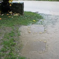 Na Gori&scaron;kem obilne padavine, voda zalila  nekaj hi&scaron; (foto in video)