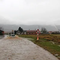 Na Gori&scaron;kem obilne padavine, voda zalila  nekaj hi&scaron; (foto in video)