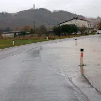 Na Gori&scaron;kem obilne padavine, voda zalila  nekaj hi&scaron; (foto in video)