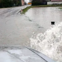 Na Gori&scaron;kem obilne padavine, voda zalila  nekaj hi&scaron; (foto in video)