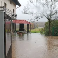 Na Gori&scaron;kem obilne padavine, voda zalila  nekaj hi&scaron; (foto in video)