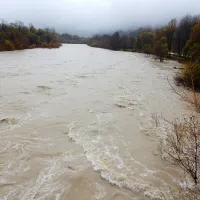 Na Gori&scaron;kem obilne padavine, voda zalila  nekaj hi&scaron; (foto in video)