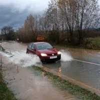 Na Gori&scaron;kem obilne padavine, voda zalila  nekaj hi&scaron; (foto in video)
