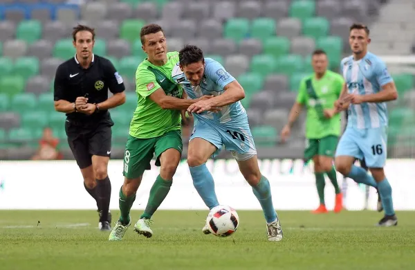 Na prvem letošnjem medsebojnem obračunu v Stožicah je z 
1:0 (po sporni enajstmetrovki sodnika Nejca Kajtazovića) 
zmagala Olimpija (v zelenih dresih), ki ne bo mogla računati 
na kaznovanega Darjana Matića (levo) v dvoboju z Miranom 
Burgićem.