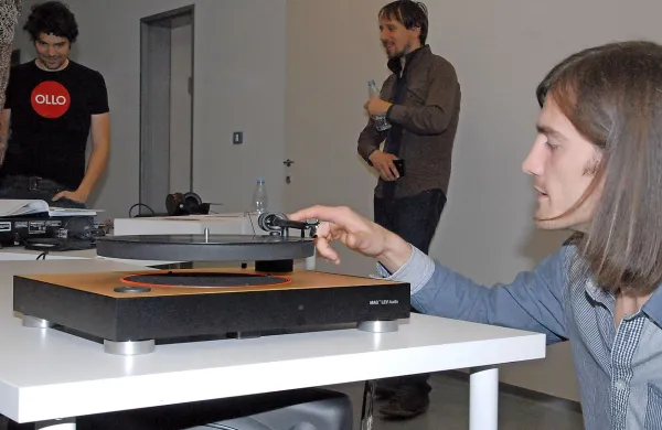 Slovenska ekipa MAG-LEV Audio je danes končala kampanjo na portalu za množično financiranje Kickstarter, s 
katero so zbirali sredstva za prvi lebdeči gramofon na svetu