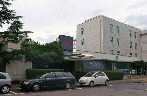 Družba Admiral s Kozine je želela   ob hotelu Tabor v Sežani odpreti igralnico, vendar ji 
ministrstvo za finance  ni podelilo koncesije. 