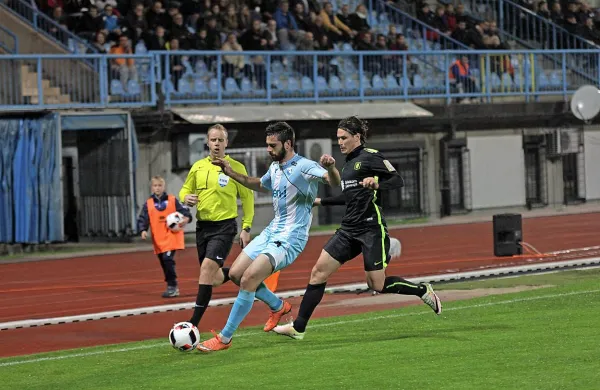 Matija Škarabot (levo) se je dobro zoperstavil Etienu Velikonji.