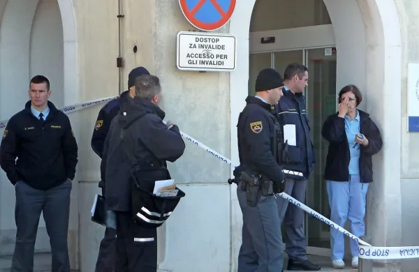 Februarja je 29-letni Koprčan prišel v tretje nadstropje 
piranskega zdravstvenega doma in z nožem 22-krat zabodel 
medicinsko sestro v ambulanti medicine dela. 