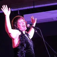 Teja Pribac je navdušila s svojo monokabaret predstavo Lola 
Show.