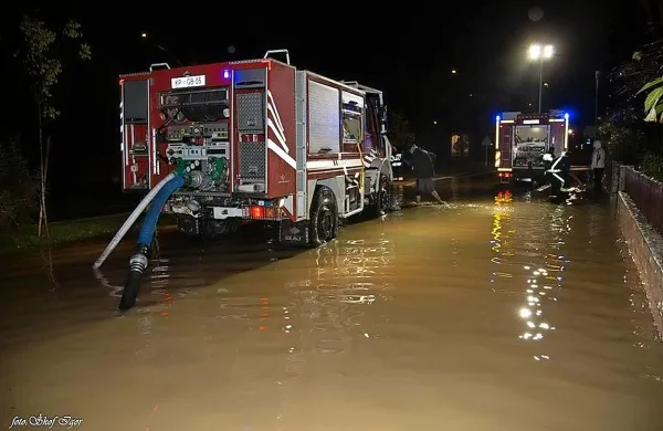 Najhuje je bilo ponoči v Strunjanu, kjer je meteorna voda vdrla 
v notranjost več stavb.