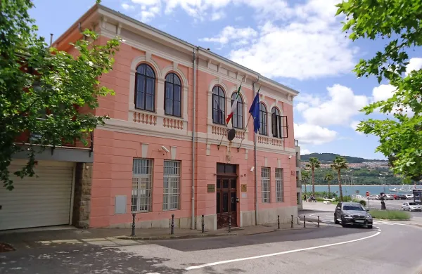 Il Piccolo navaja, da koprska občina italijanskemu konzulatu 
ni obnovila najemne pogodbe za palačo na Belvederju, 
koprski podžupan Alberto Scheriani pa te informacije zanika.    