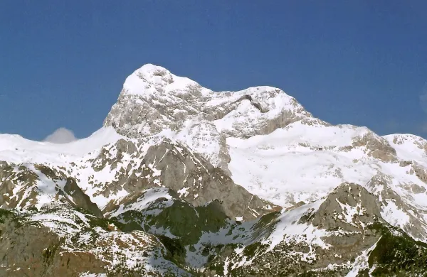 Triglav je na podlagi novih prostorskih podatkov visok 
2863,65 metra.