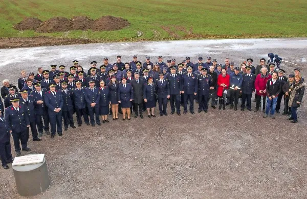 Tako so se postojnski gasilci, reševalci, občinska uprava in 
drugi včeraj veselili temeljnega kamna za nov gasilsko-reševalni center.