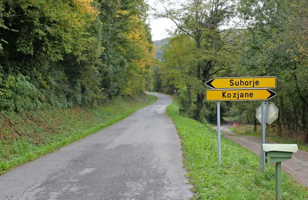 Prihodnje leto naj bi obnovo nevarne ceste in mostu dočakali 
tudi prebivalci Suhorja. 