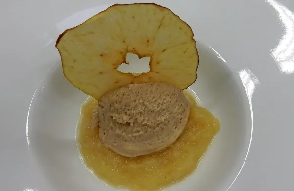 Za poobedek so pripravili  kostanj in jabolka z brkinske sadne 
ceste v   kostanjevi kremo s čežano iz brkinskih jabolk, 
odišavljeno s kraškim šetrajem, dodali pa  še jabolčni čips.

