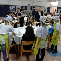 Skupina Čeljustniki je ob pomoči Martina Mahorčiča in Ksenije Krajšek Mahorčič vse jedi tudi 
elegantno postregla.