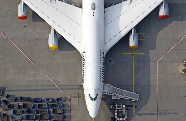 Nemška letalska družba Lufthansa bo zaradi stavke pilotov v 
sredo odpovedala 876 poletov.