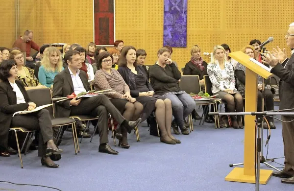 V Sloveniji kar četrtina državljanov uporablja knjižnice, je 
poudaril minister za kulturo Anton Peršak.