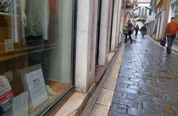 Izložbe že sredi novembra vabijo s popusti. 