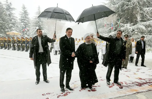 Iranski predsednik Hasan Rohani je danes pred predsedniško palačo v Teheranu z vojaškimi častmi sprejel predsednika republika Boruta Pahorja, ki se mudi na dvodnevnem 
uradnem obisku v Iranu. 