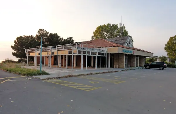 Nova občina Ankaran je pred časom z lesenimi plohi zakrila 
Kompasovo in zdaj tudi koprsko občinsko sramoto na 
Lazaretu.