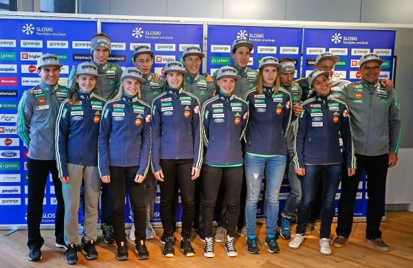 Moška in ženska (oziroma vsaj njen večji del) skakalna 
reprezentanca za zimo 2016/17.