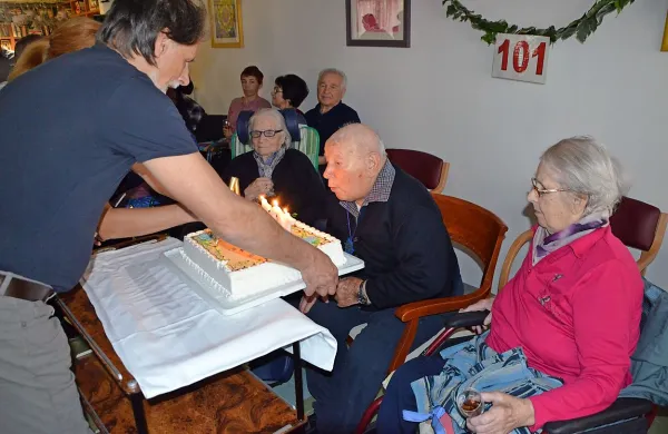 Ivan Hvalič je praznoval    101. rojstni dan, kar je posebej za 
moškega zelo visoka starost.