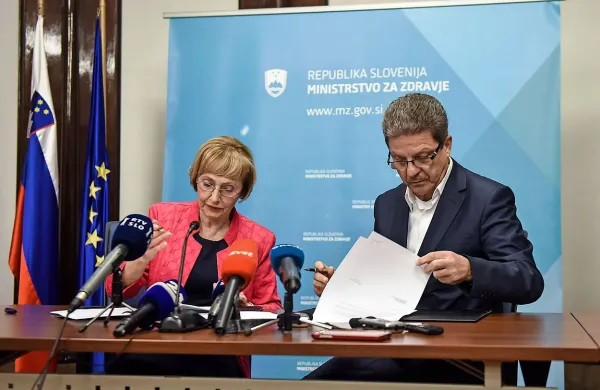 Ministrica Milojka Celarc Kolar in predsednik Fidesa Konrad 
Kuštrin sta včeraj podpisala sporazum, s katerim je zdravniška stavka zamrznjena.