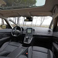 Notranjost je v slogu večjega espacea.