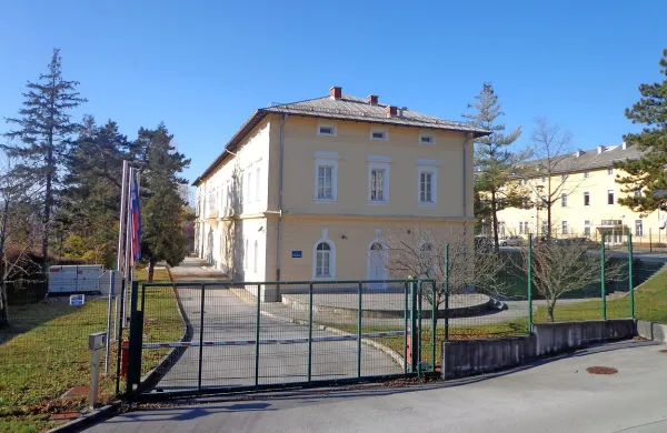 Nekdanja vojašnica je možna lokacija izpostave centra za 
tujce