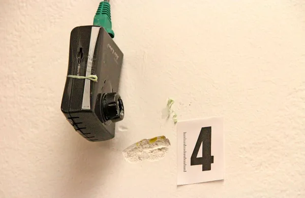 Tako kot v koprski stolnici je 41-letnik tudi v knjižnici tolkel z 
rumenim kladivom.